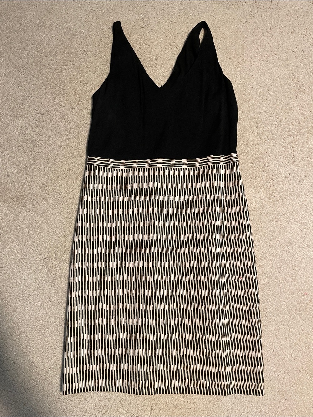 Black and White V-Neck Sleeveless Patterned Midi Dress